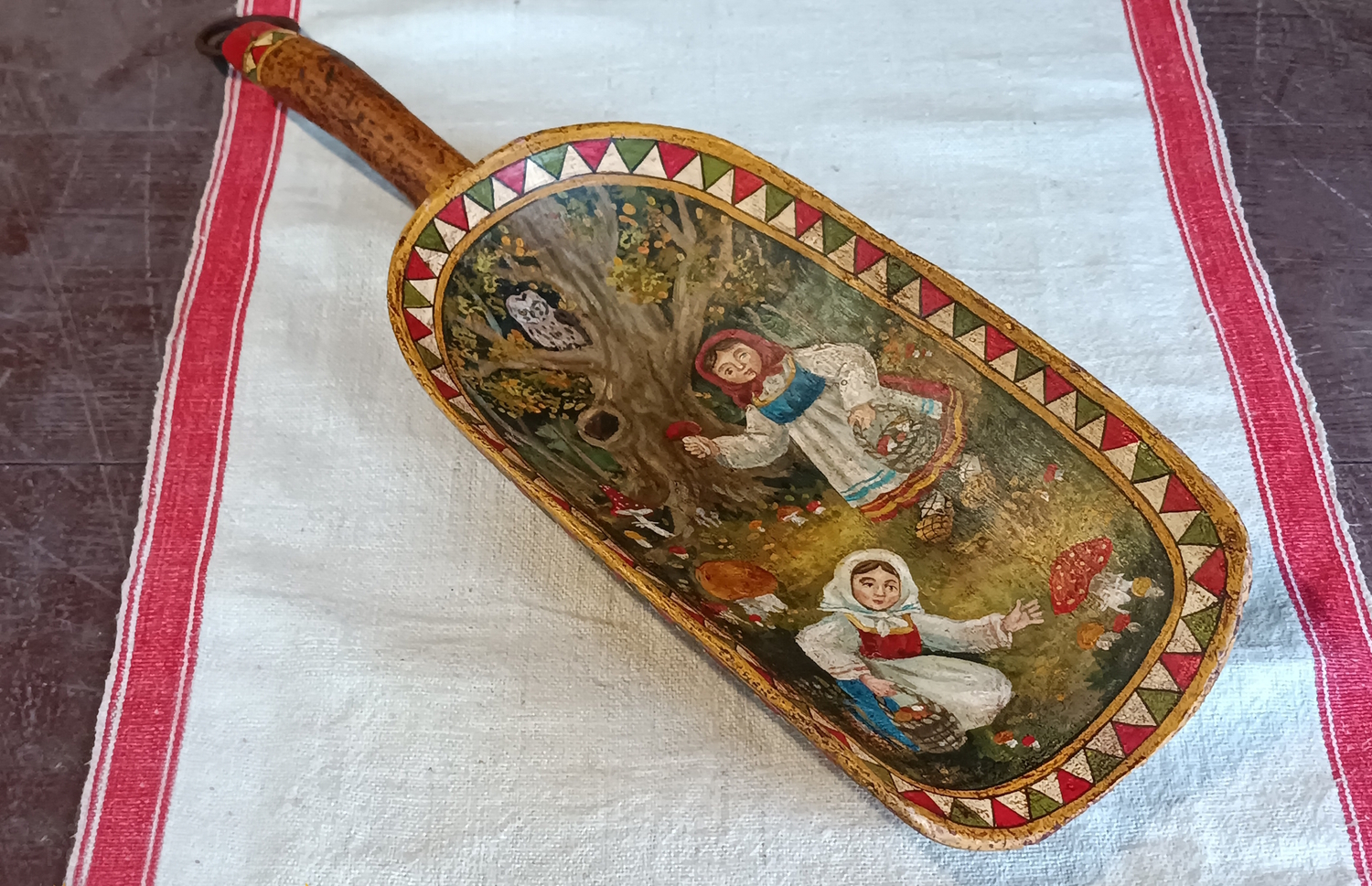 Совок "Дети: По грибы по ягоды" старинный деревянный, с ручной росписью