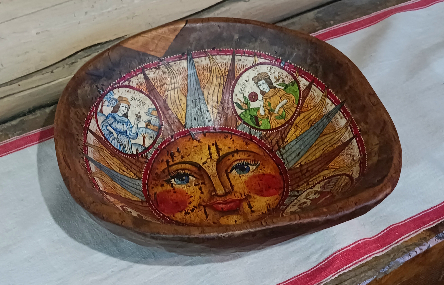 Блюдо "Солнце и Времена года" старинное деревянное с ручной росписью