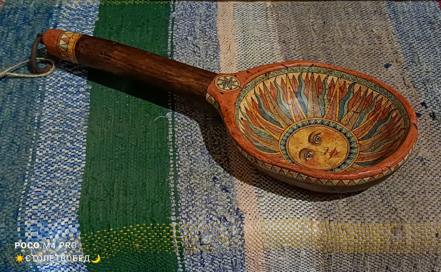 Ковш&nbsp; "Солнце" с длинной ручкой старинный деревянный&nbsp; с ручной росписью&nbsp;