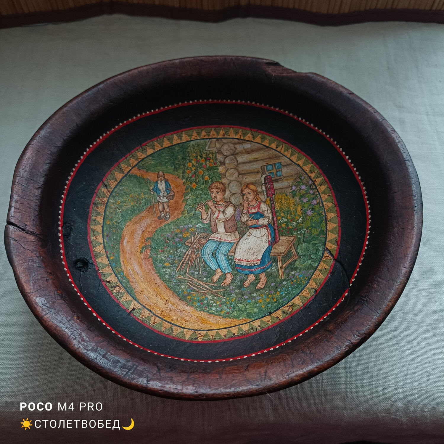 Тарелка с ручной росписью "На завалинке" старинная деревянная