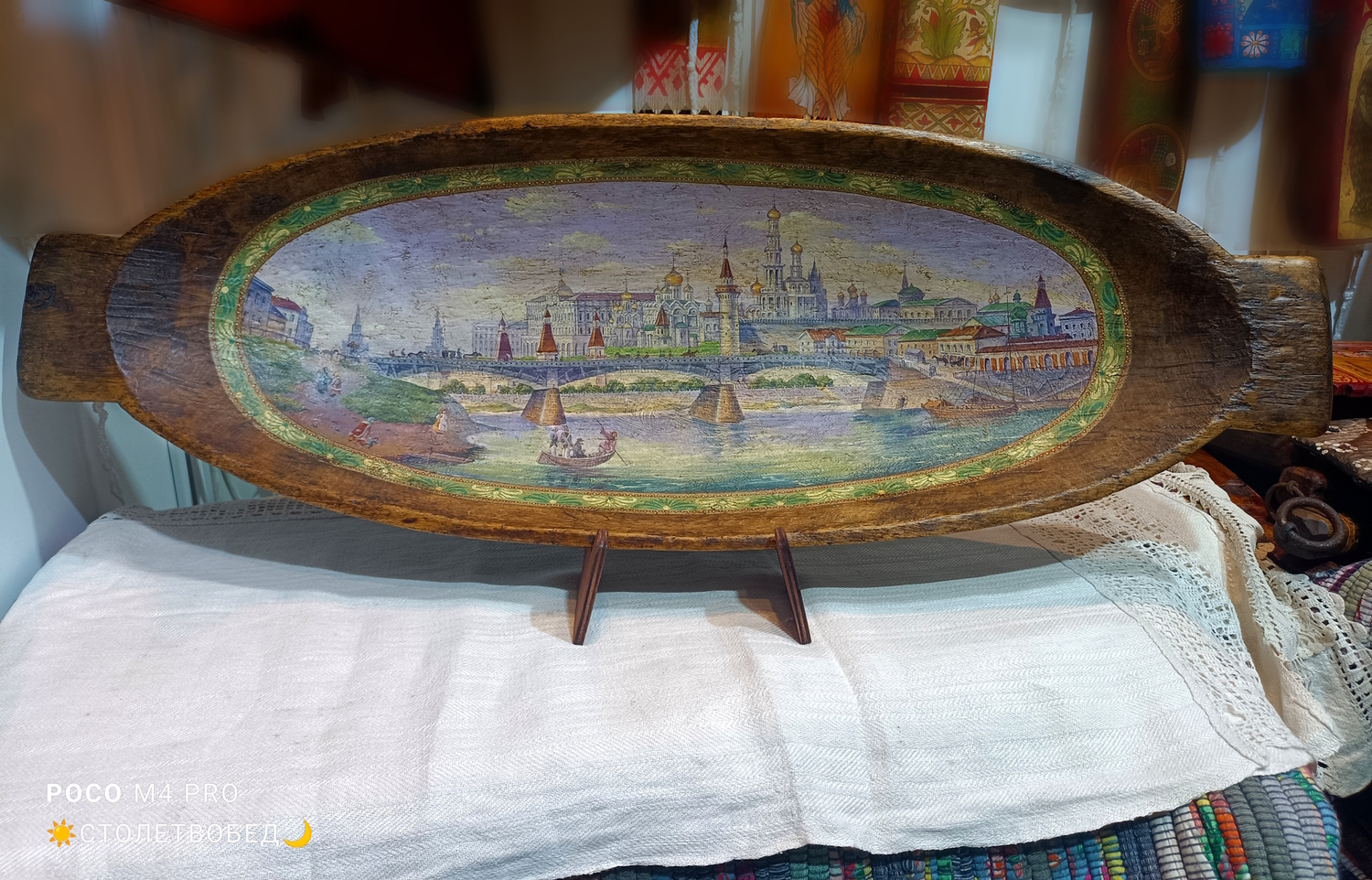 Картина "Москва времен 1812-г года" на старинном деревянном корыте-ночве (средняя)