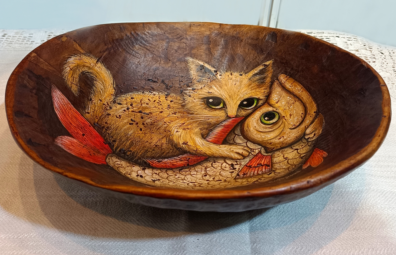 Тарелка "Котик с рыбкой"&nbsp; плоская деревянная с ручной росписью (дуб, новая)