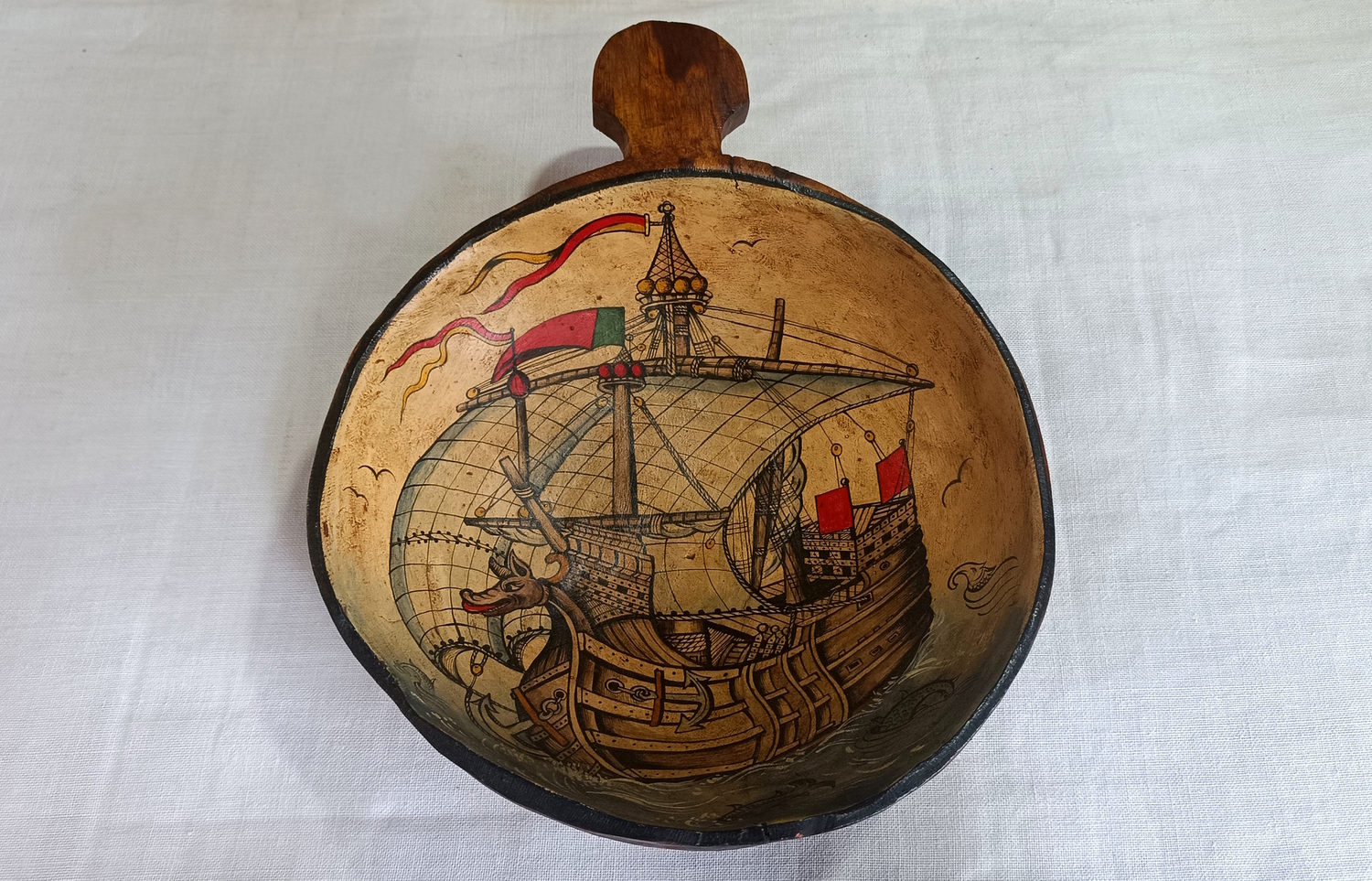 Тарелка "Корабль" старинная деревянная с ручной росписью