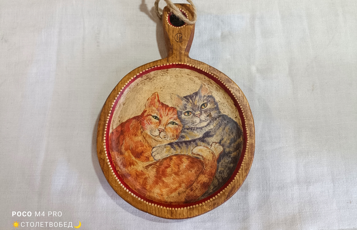 Латочка-тарелочка "Котики"  плоская деревянная с ручной росписью (дуб, новая)
