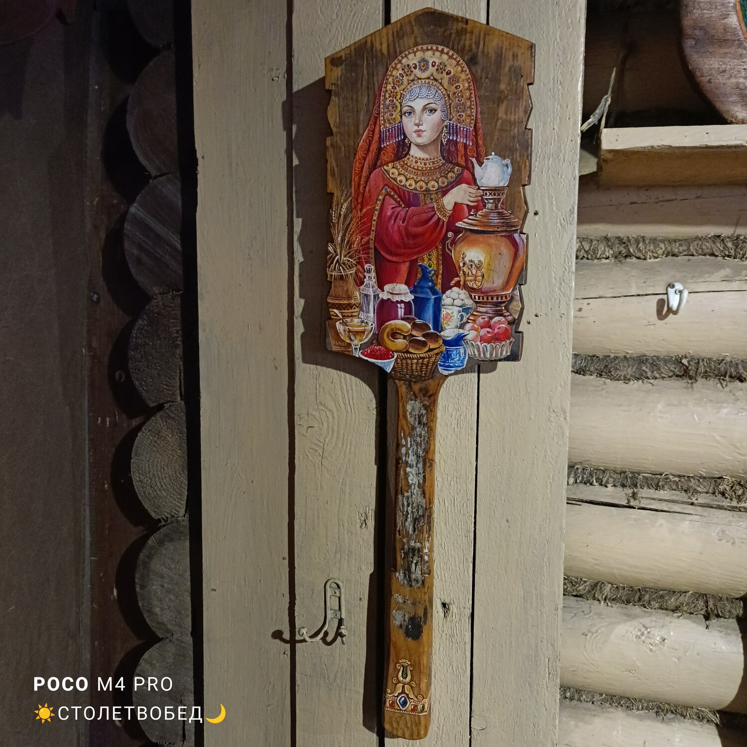 Прялка-панно "Девушка с самоваром" старинная деревянная