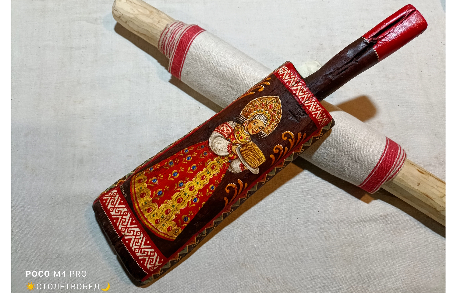 Валёк "Девушка с блинами" старинный деревянный, с ручной росписью (средний)