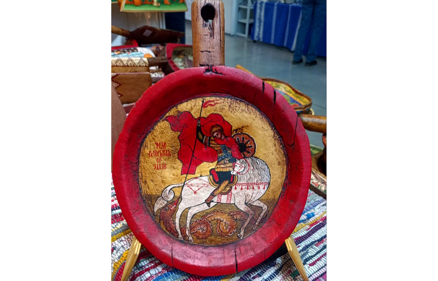 Латка-тарелочка  "Георгий Победоносец" старинная деревянная с ручной росписью (круглая)