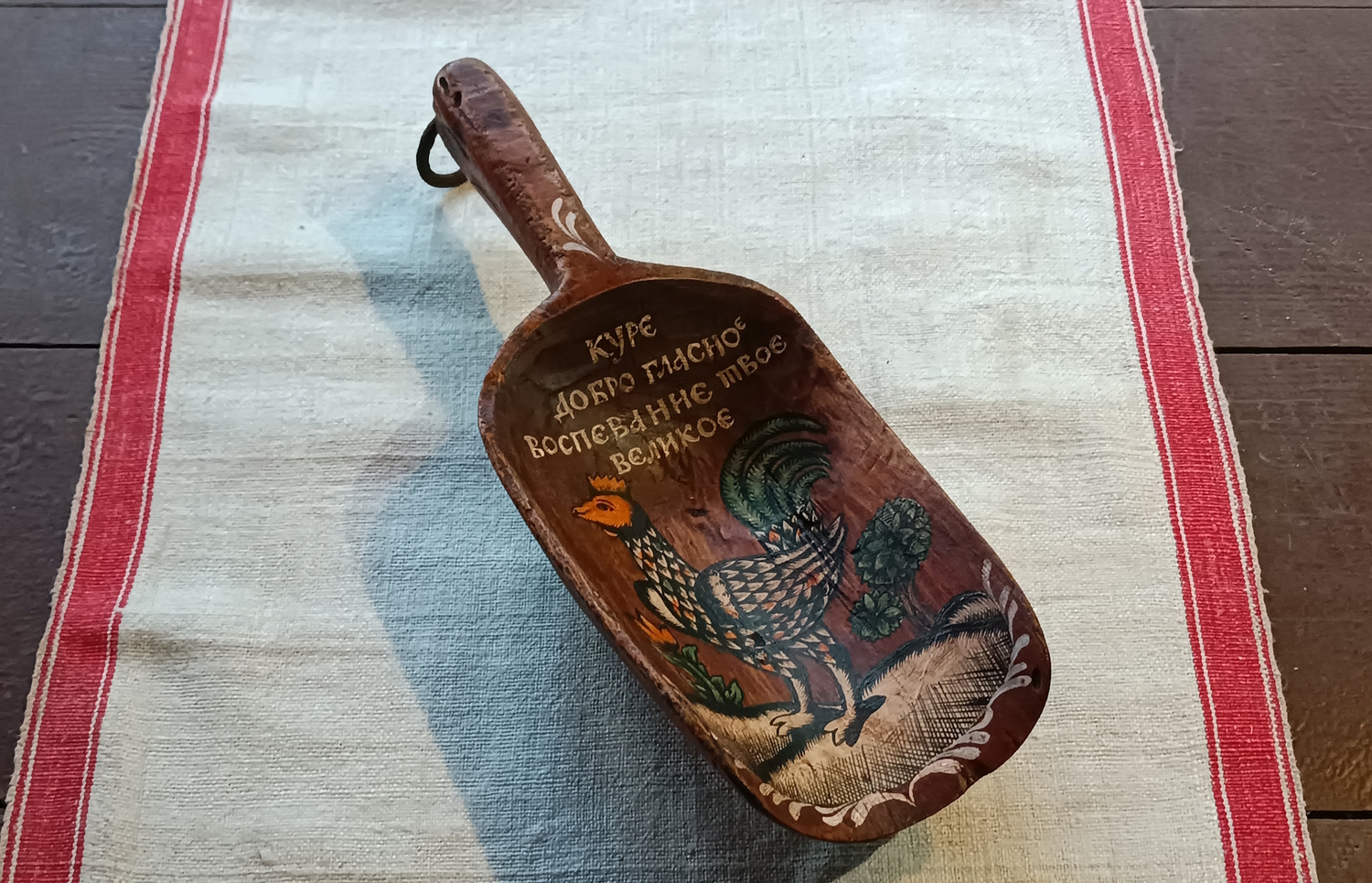 Совок "Куре добро гласное" старинный деревянный, с ручной росписью
