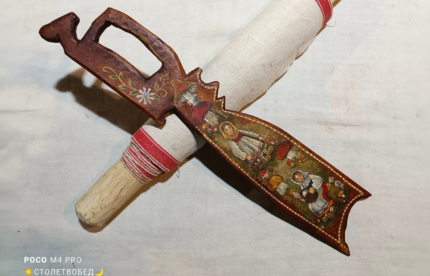 Трепало с резной ручкой "По грибы" старинное деревянное, с ручной росписью (среднее, тонкое)