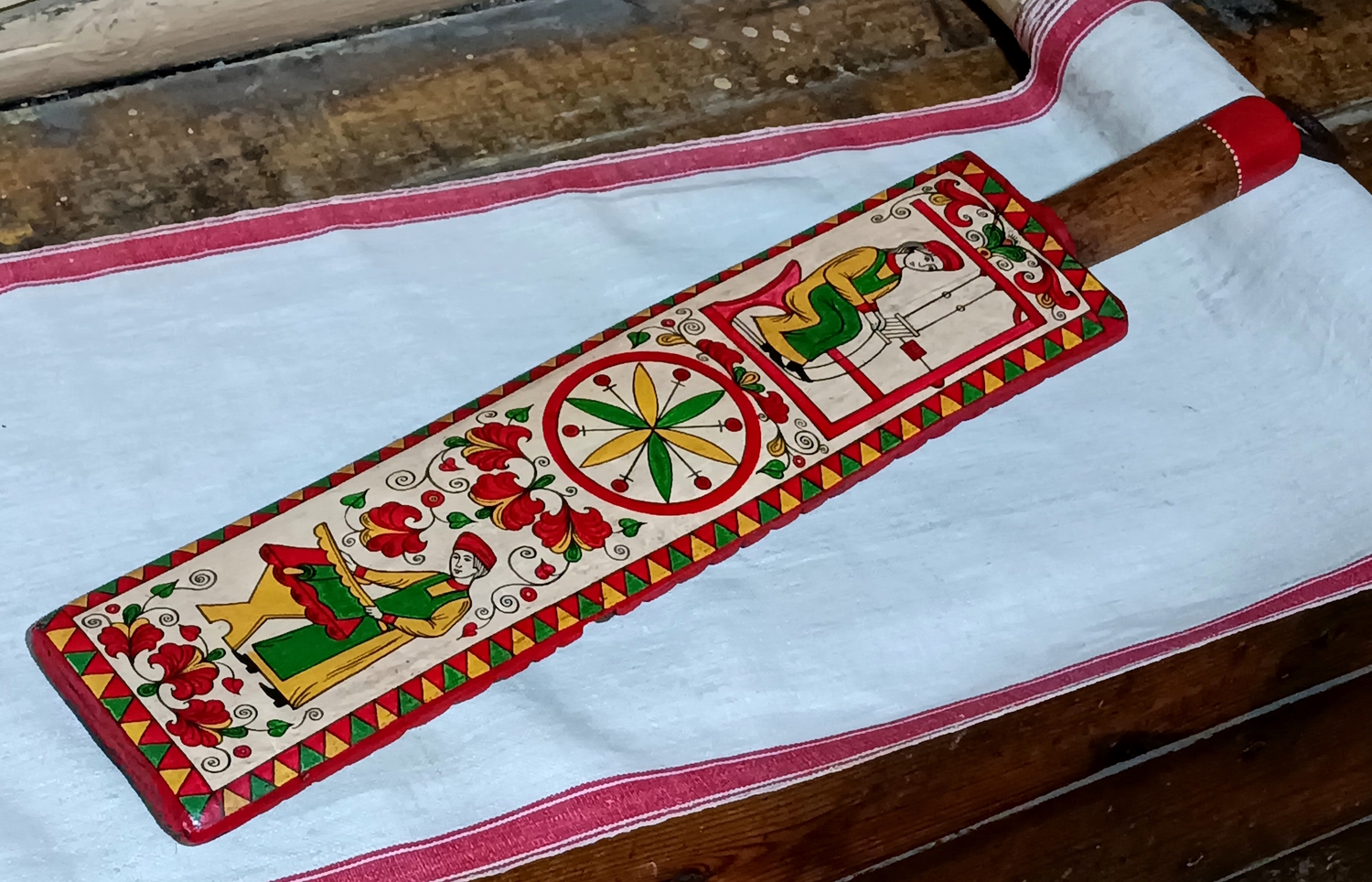 Рубель "Ткачиха и гладильщица" (С.Двина) старинный деревянный, с ручной росписью (средний)