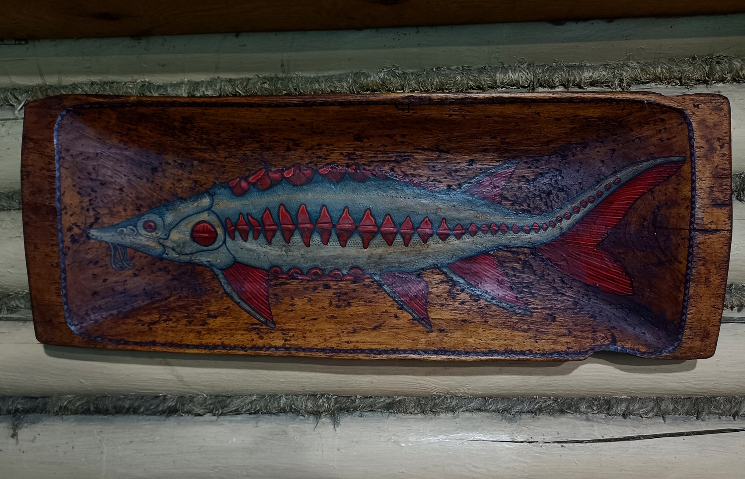 Картина "Рыба Осетр"&nbsp;на старинном деревянном корыте (большая)­
