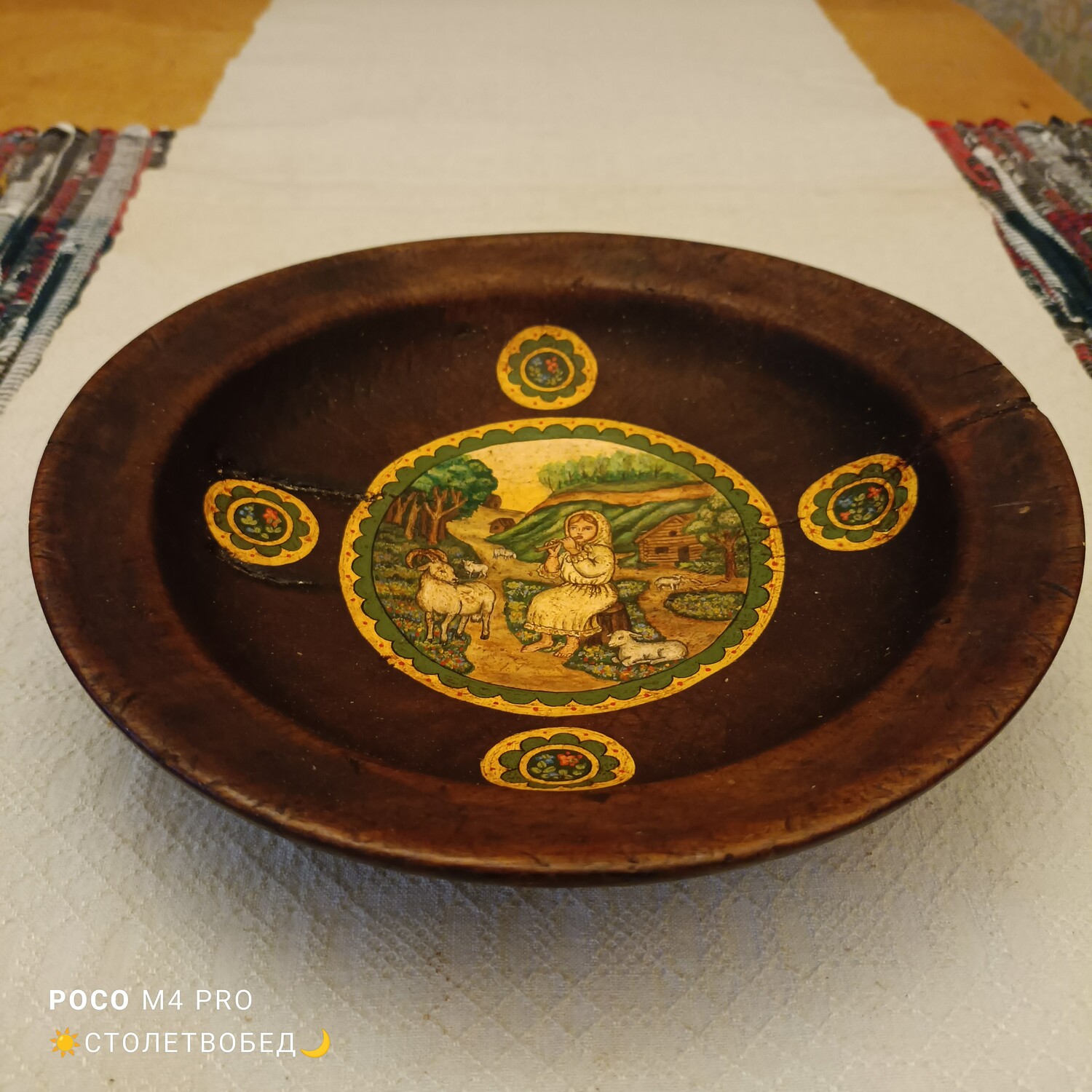 Тарелка с ручной росписью "Пастушка" старинная деревянная