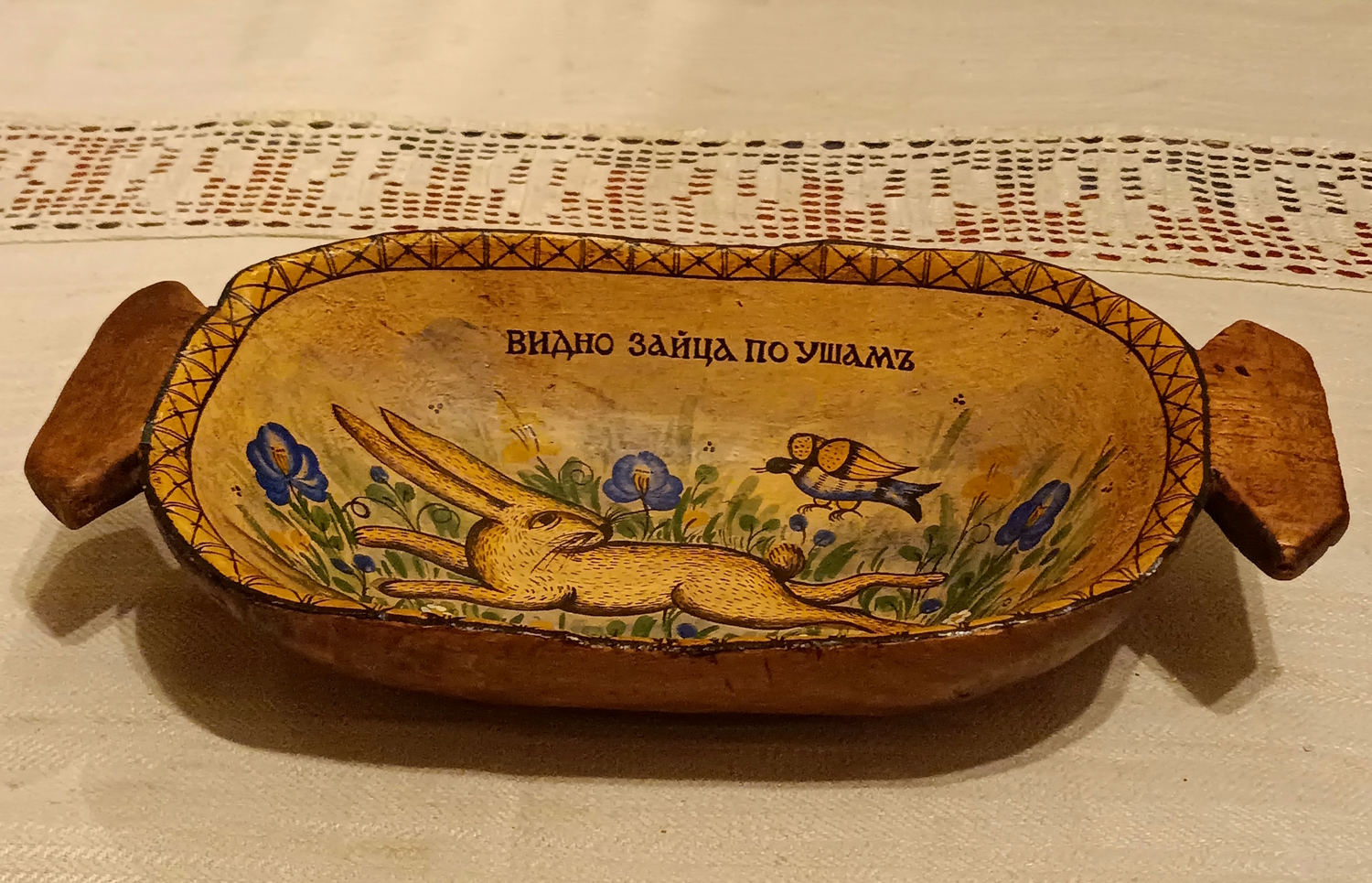 Блюдо двуручное "Видно зайца по ушам" старинное деревянное с ручной росписью