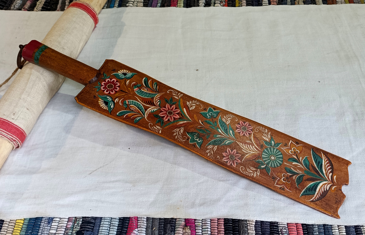 Трепало "Цветы" (по мотивам Городца) старинное деревянное, с ручной росписью (большое, тонкое)