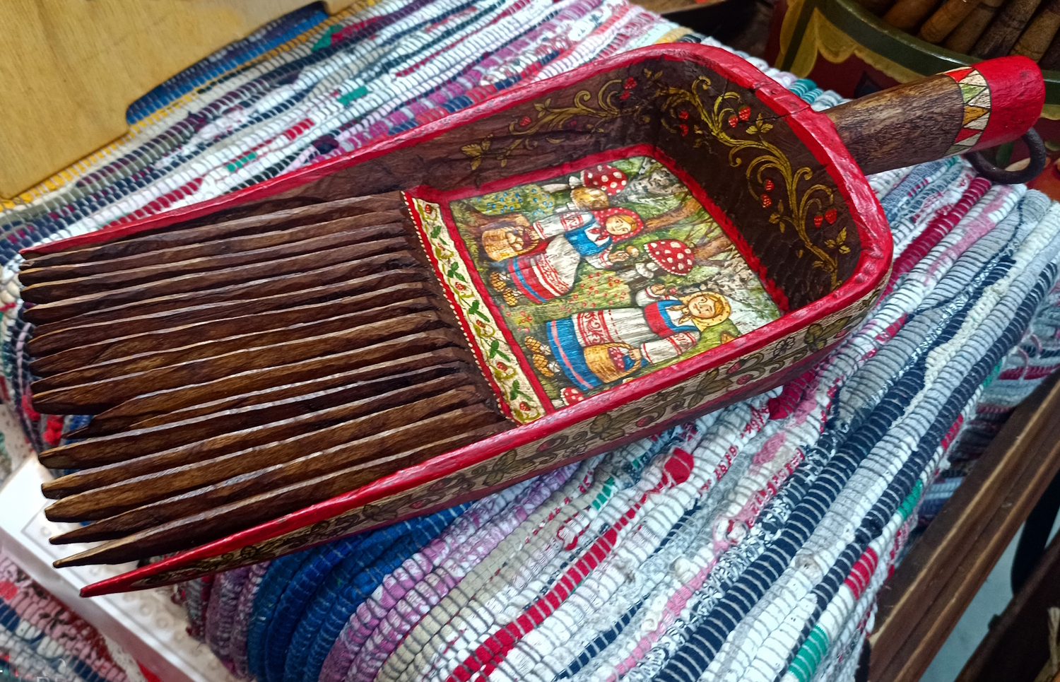 Совок-хапуга "По грибы по ягоды" старинный деревянный, с ручной росписью