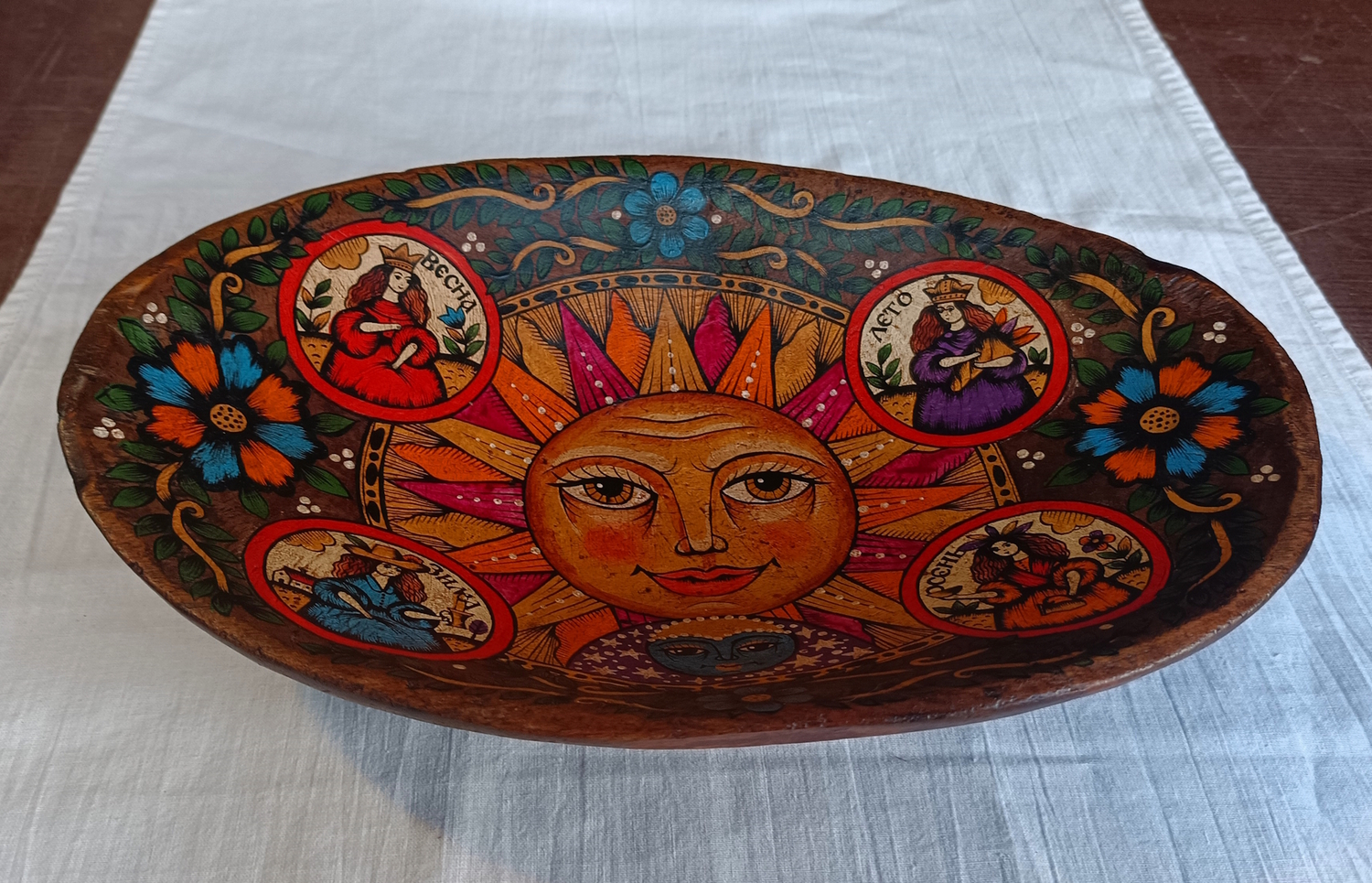 Тарелка "Солнце и Времена года" старинная деревянная с ручной росписью (овальная)