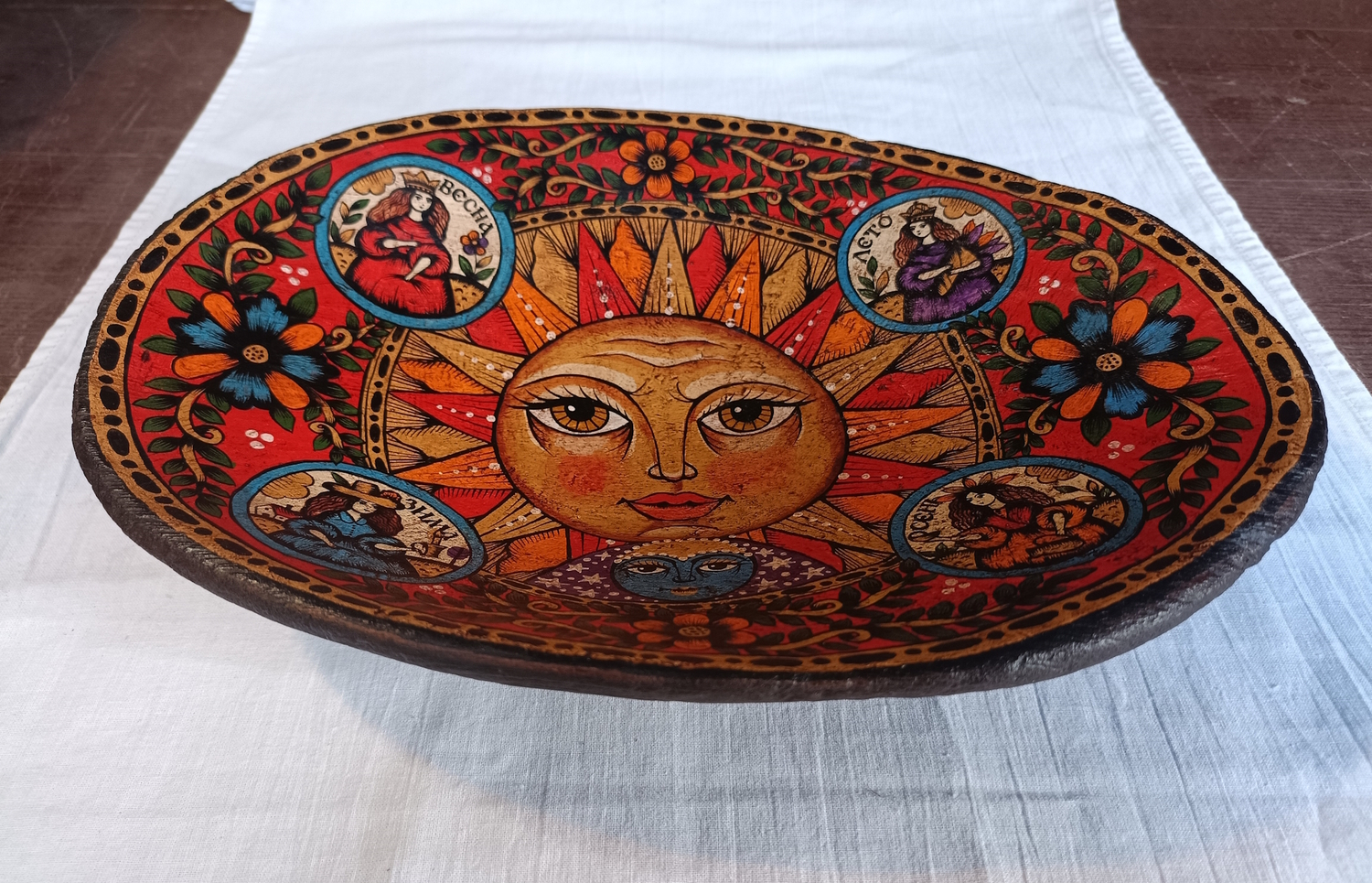 Тарелка "Солнце и Времена года" старинная деревянная с ручной росписью (овальная, оранжевая)