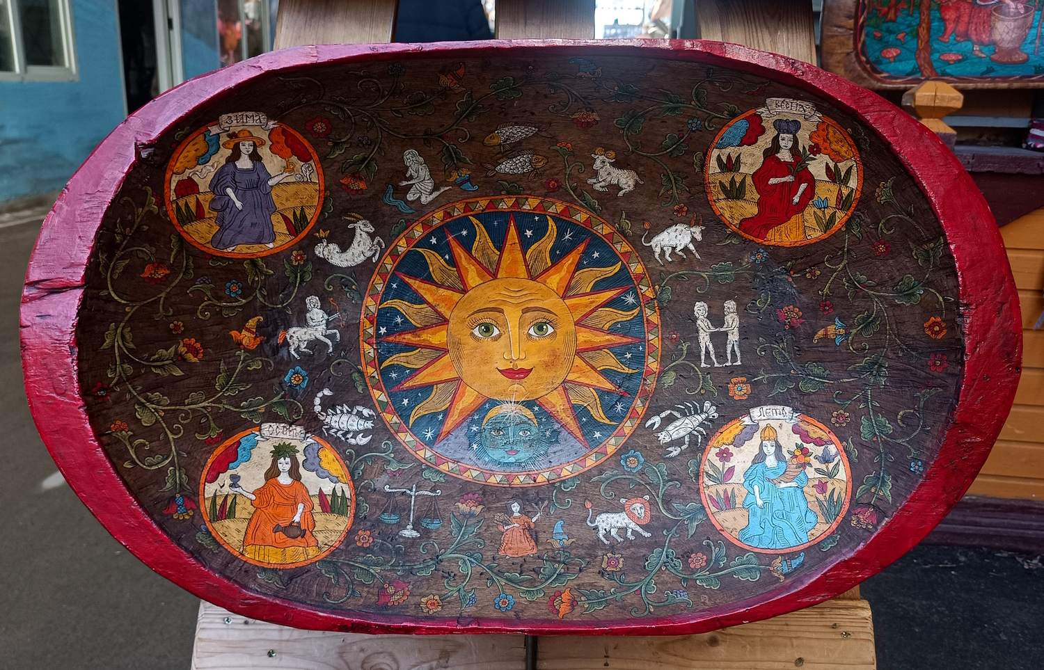 Картина «Солнышко и Времена года» на старинном деревянном корыте (средняя)