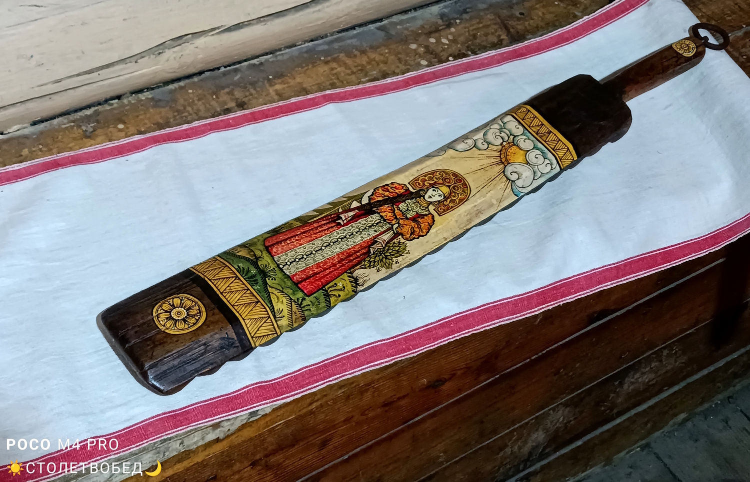 Рубель "Девушка в кокошнике и праздничном наряде" старинный деревянный, с ручной росписью (большой)