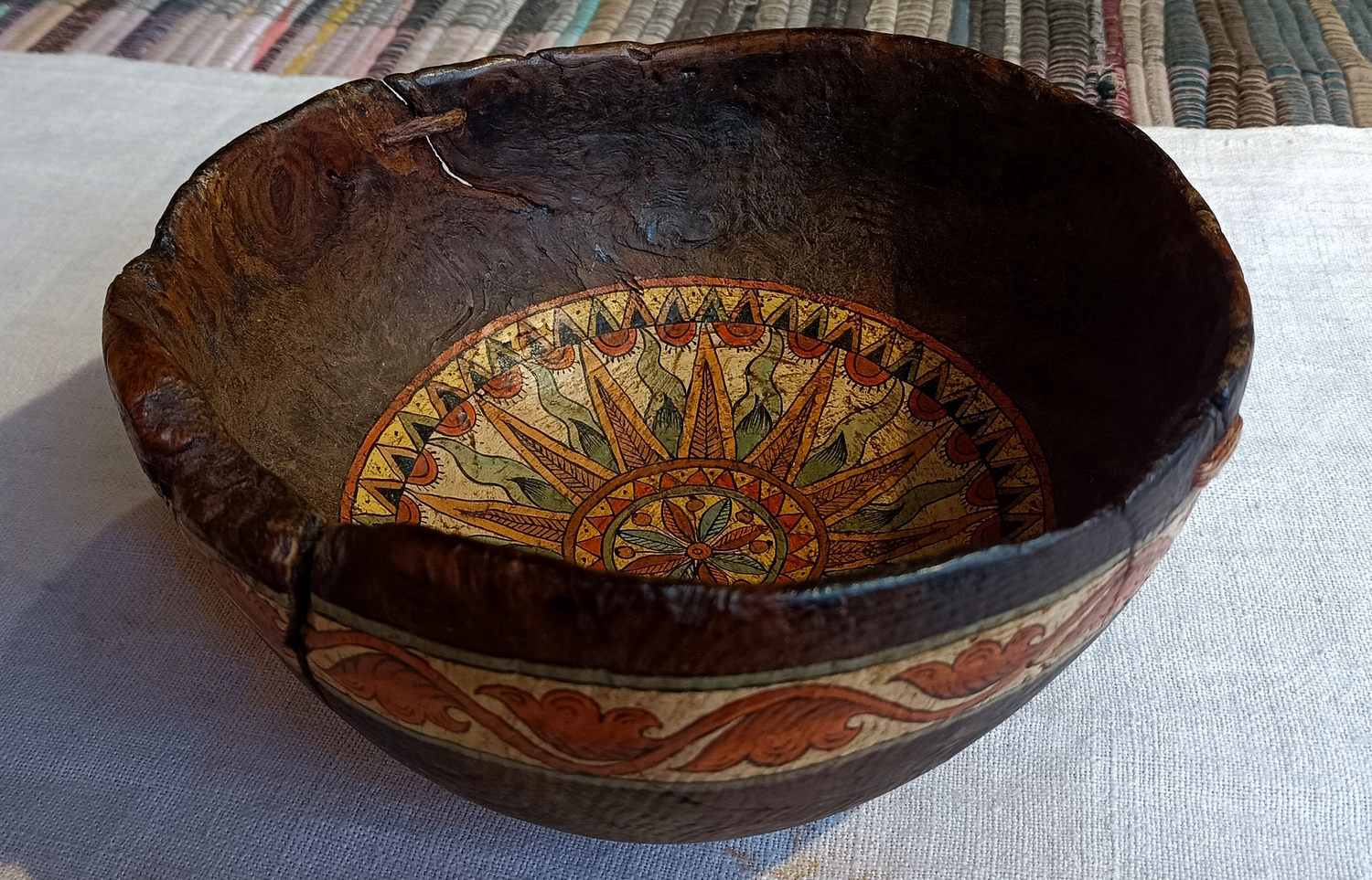 Тарелка "Солярный цветок" деревянная (берёзовый кап) с ручной росписью