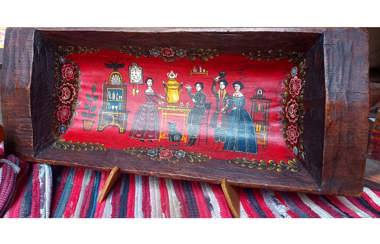 Картина "Городское Чаепитие" на старинном деревянном корытце (средняя)