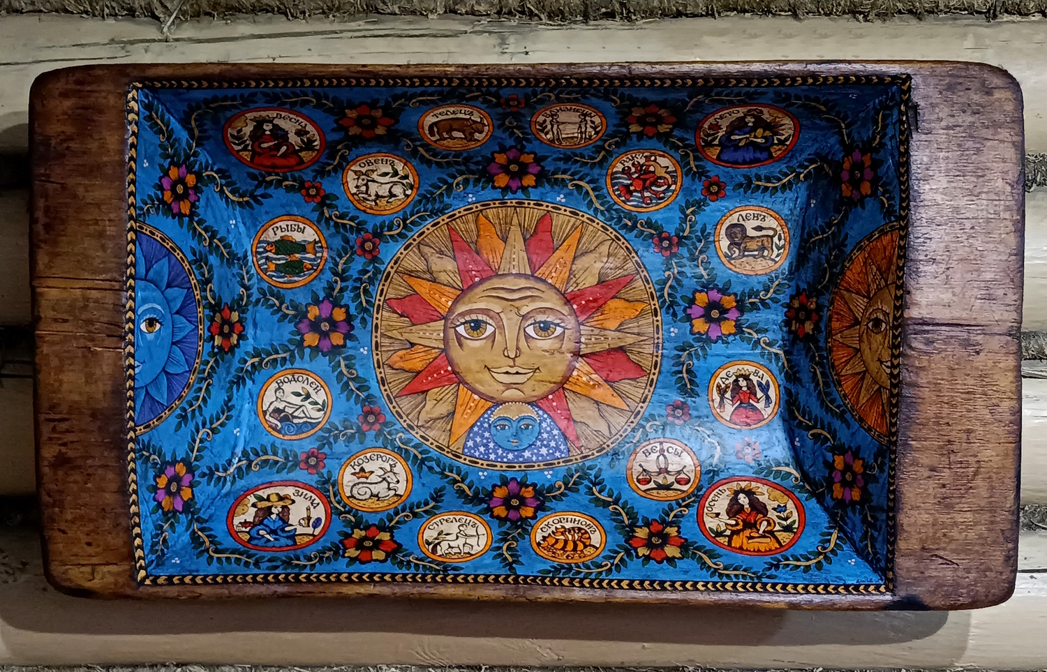 Картина «Солнышко и Календарь» на старинном деревянном корыте (большая, на голубом)