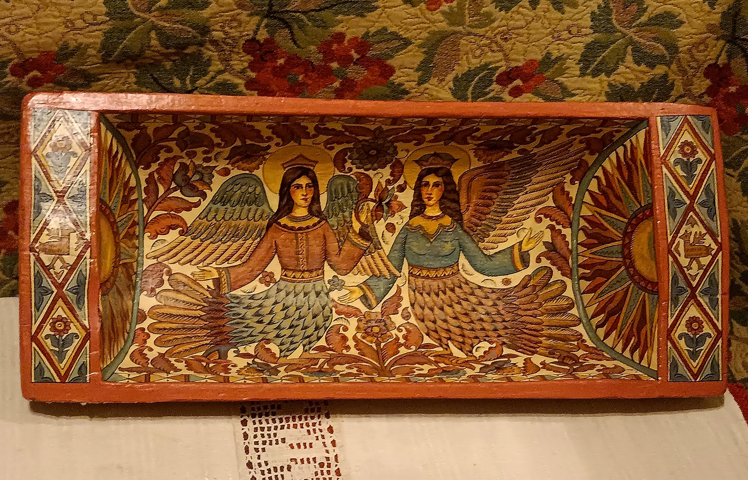 Картина «Райские птицы Сирины»&nbsp; на старинном деревянном корытце (малая)