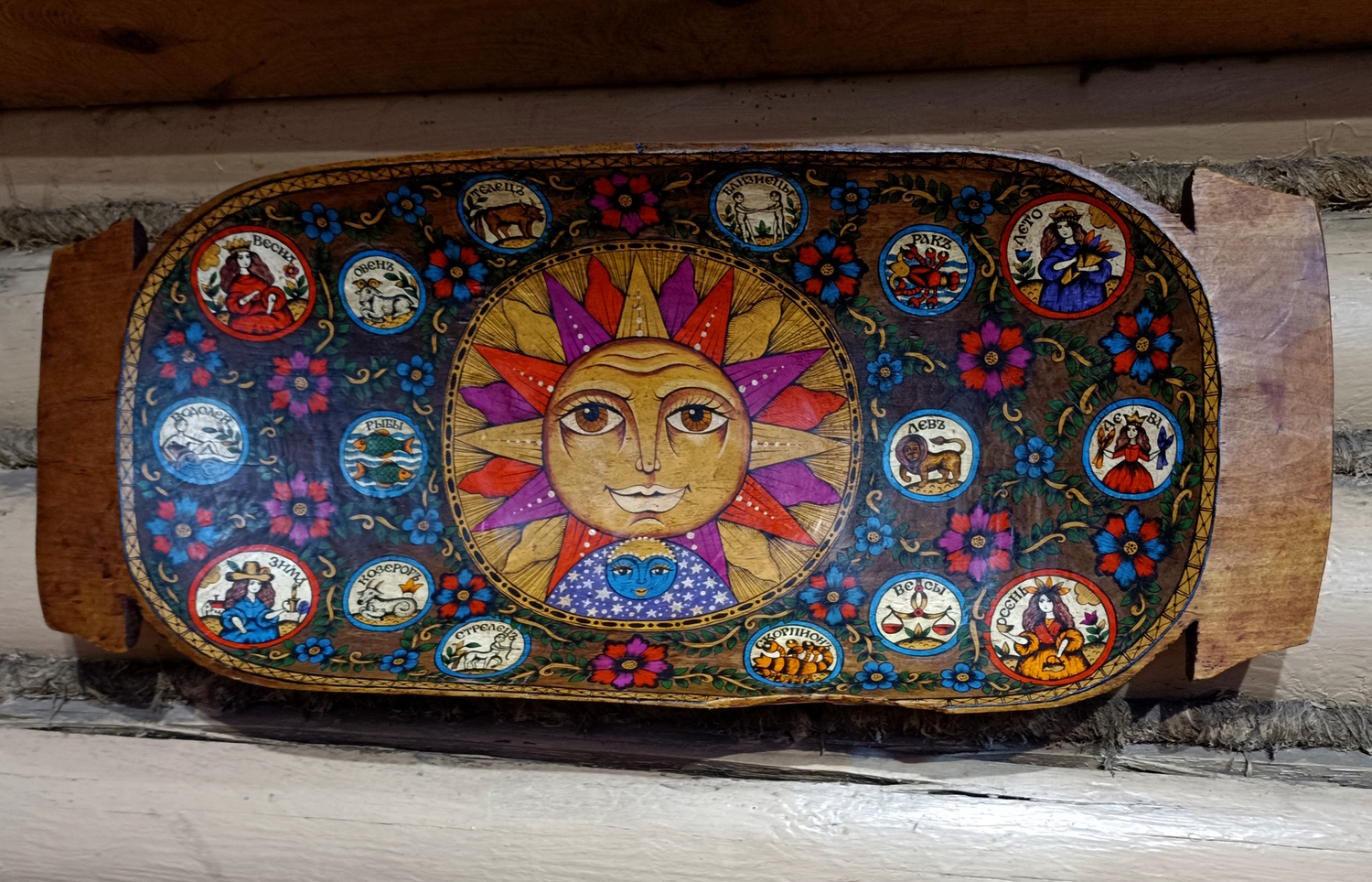 Картина «Солнышко и Календарь» на старинном деревянном корыте-ночве (средняя)