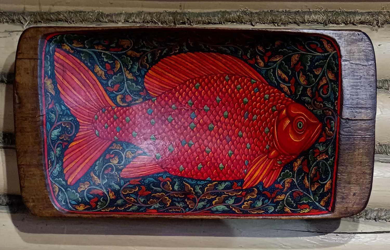 Картина "Рыба красная на синем" на старинном деревянном корыте (большая)