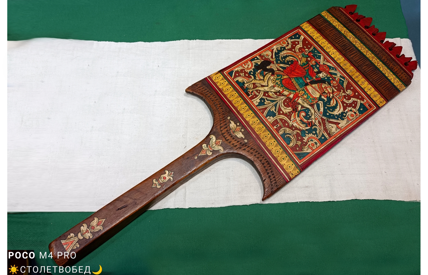 Панно "Храбрый витязь, Бова-Королевич" на старинной деревянной прялке с ручной росписью (по мотивам росписи на крышке сундука. Великий Устюг, XVII век )