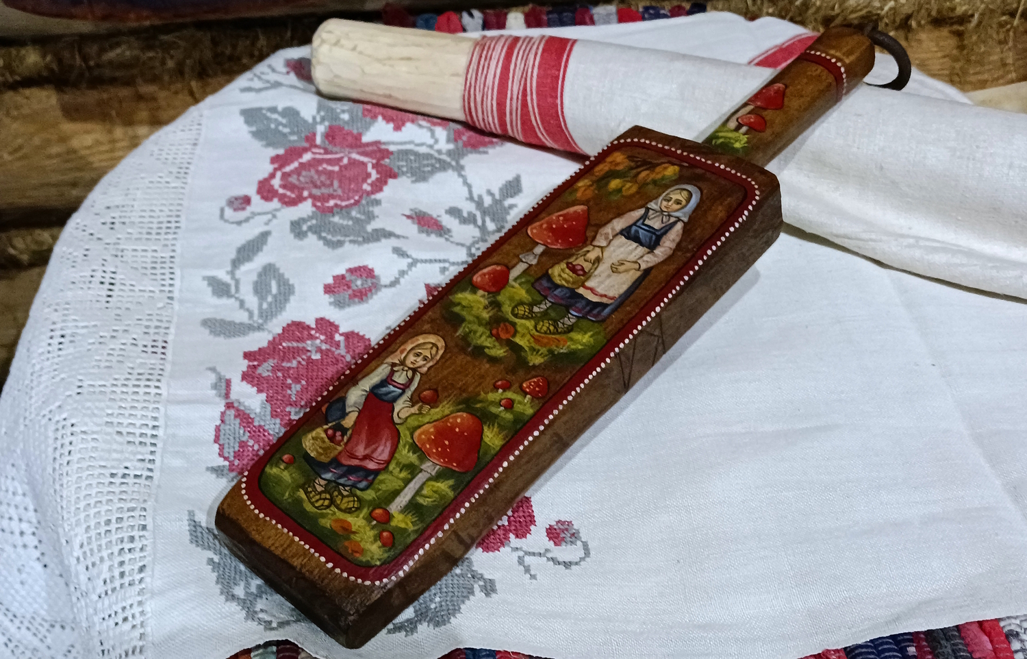 Валёк  "По грибы" старинный деревянный, с ручной росписью (средний)