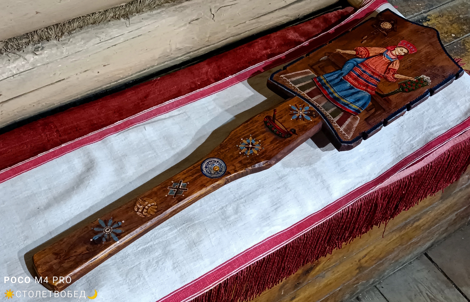 Панно "Пряха" на старинной деревянной прялке, c ручной росписью