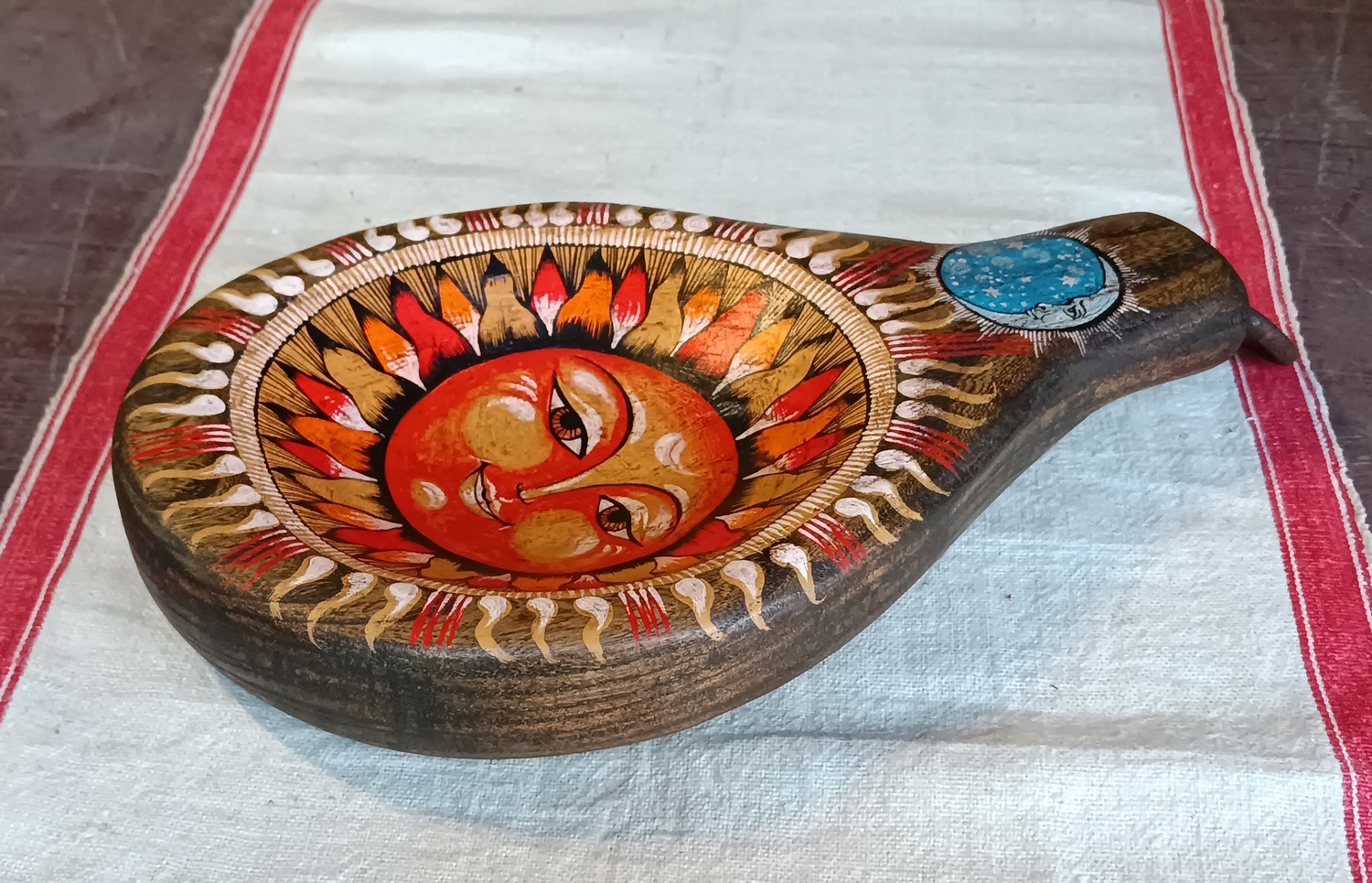 Латка  "Солнце" деревянная&nbsp; с ручной росписью (новая, дубовая, круглая)