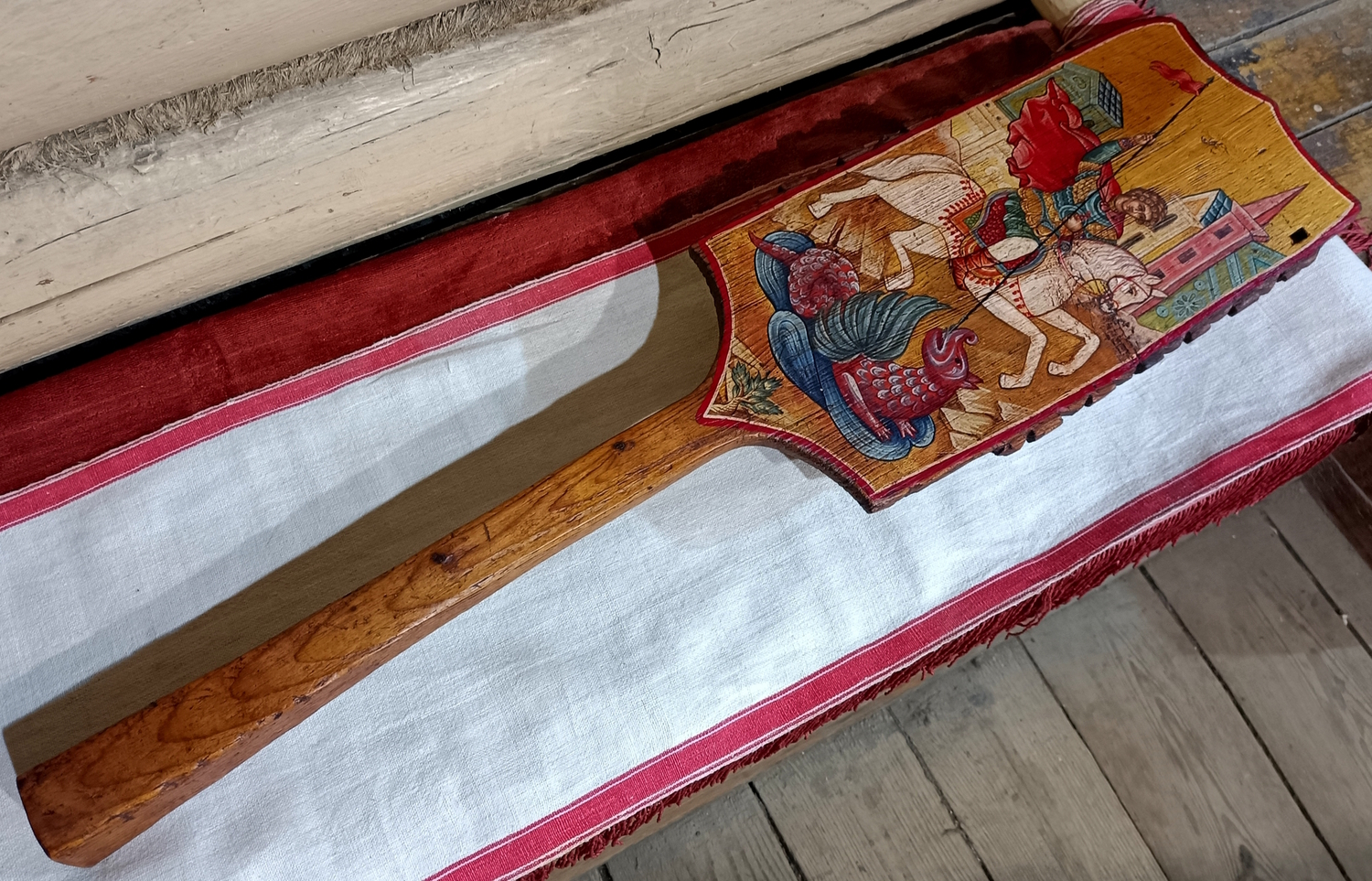 Панно "Георгий Победоносец на красном" на старинной деревянной прялке с ручной росписью