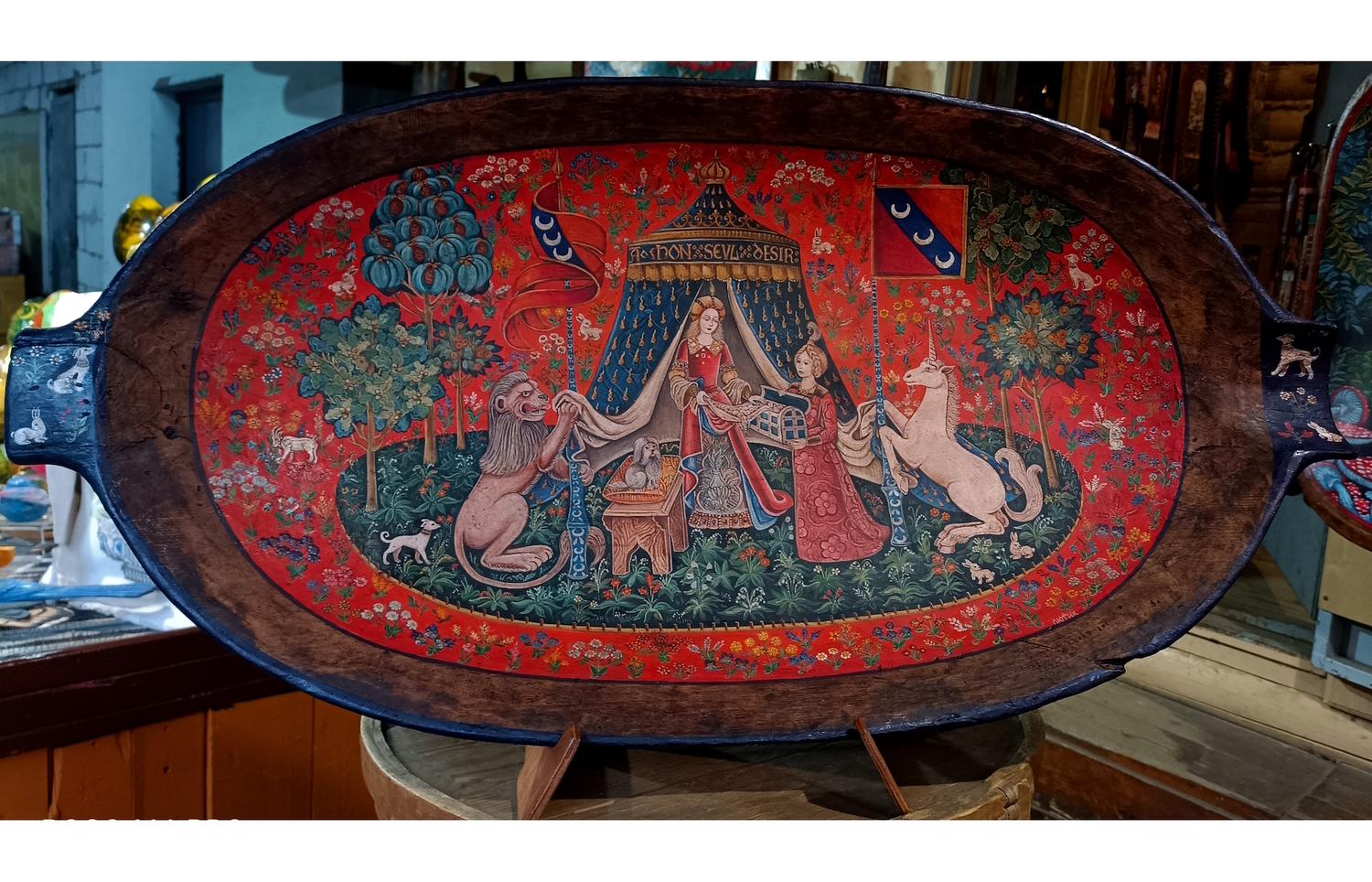 Картина "Дама с Единорогом: по моему единственному желанию" на старинном деревянном корыте (большая)­