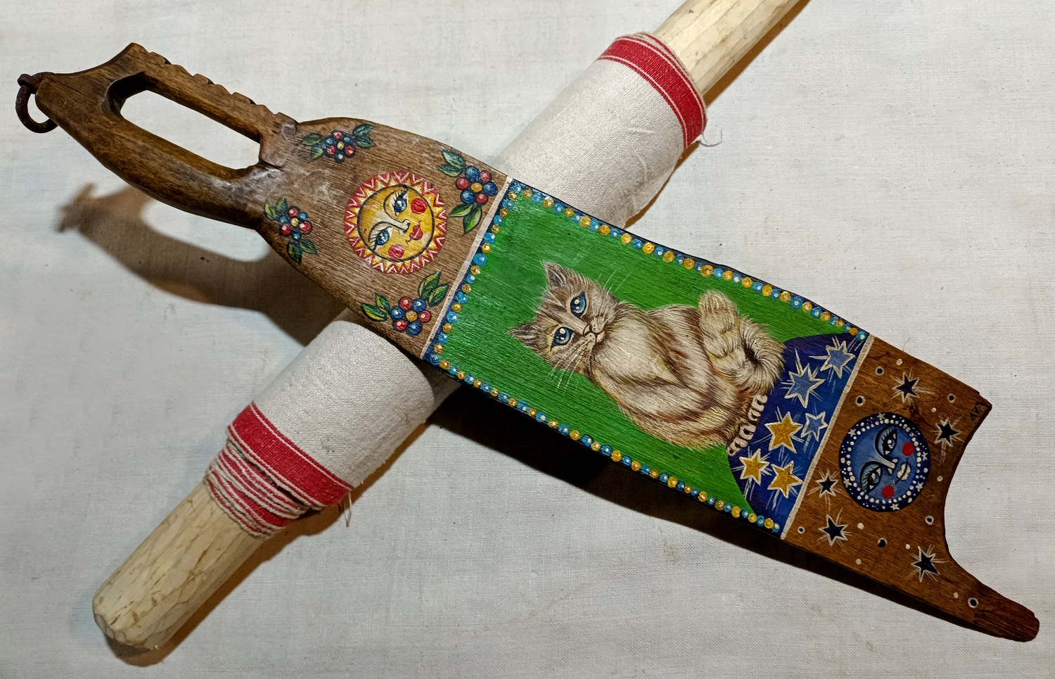Трепало "Котик пушистый" старинный деревянный, с ручной росписью (на зелёном, тонкое)