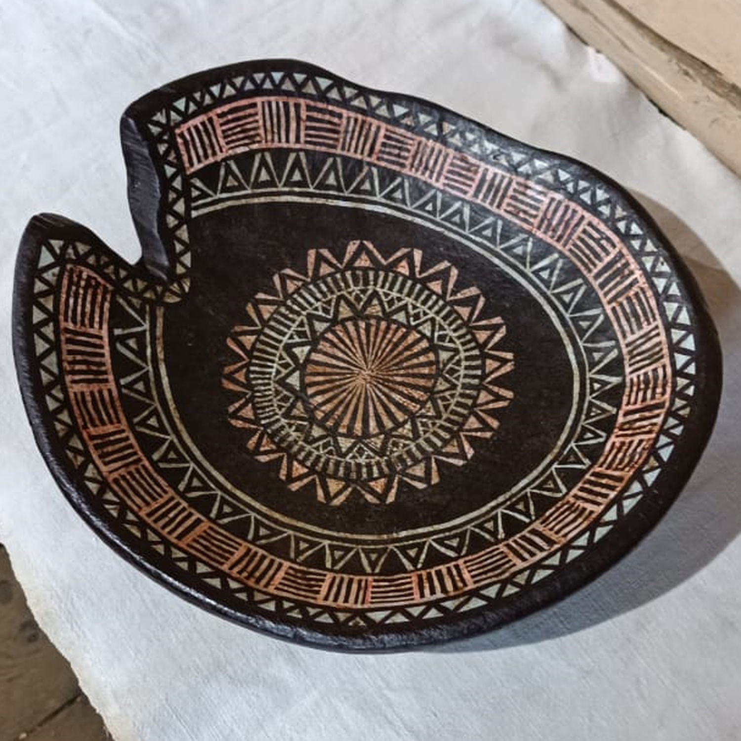 Тарелка "Узоры" старинная деревянная с ручной росписью