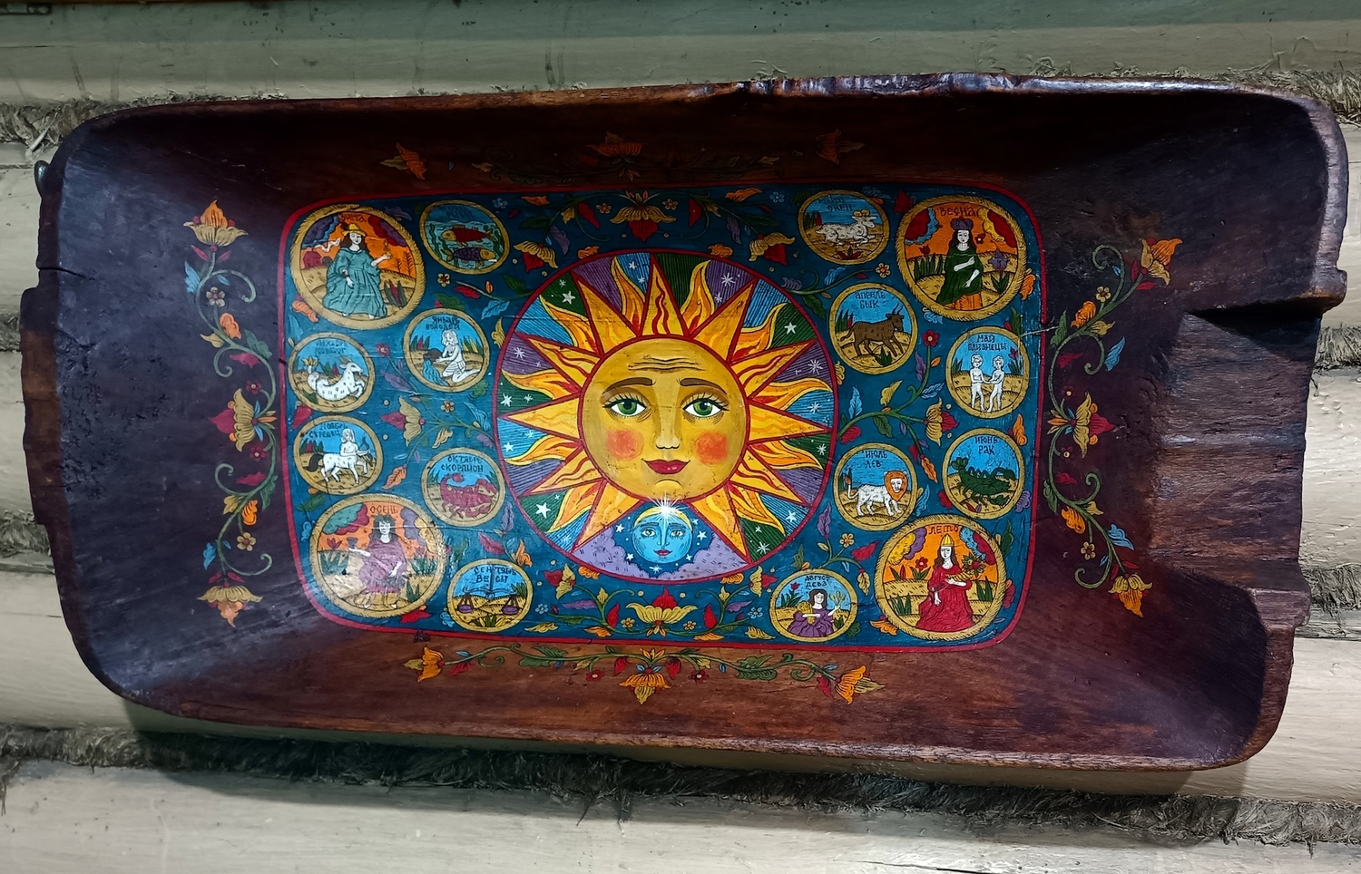 Картина «Солнышко и Времена года» на старинном деревянном корыте (средняя)