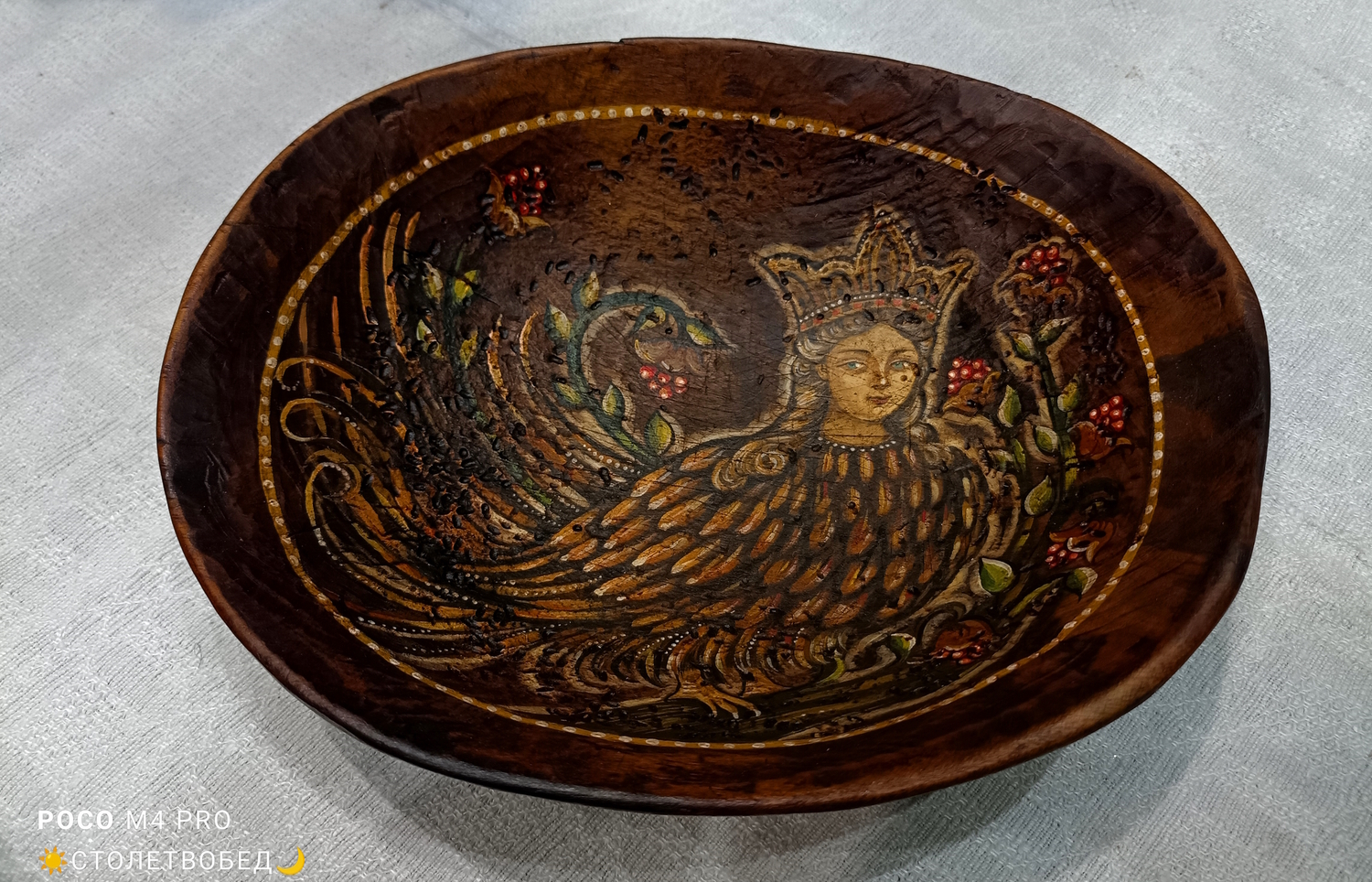 Блюдо "Сирин в короне" старинное деревянное&nbsp; с ручной росписью (на темном)