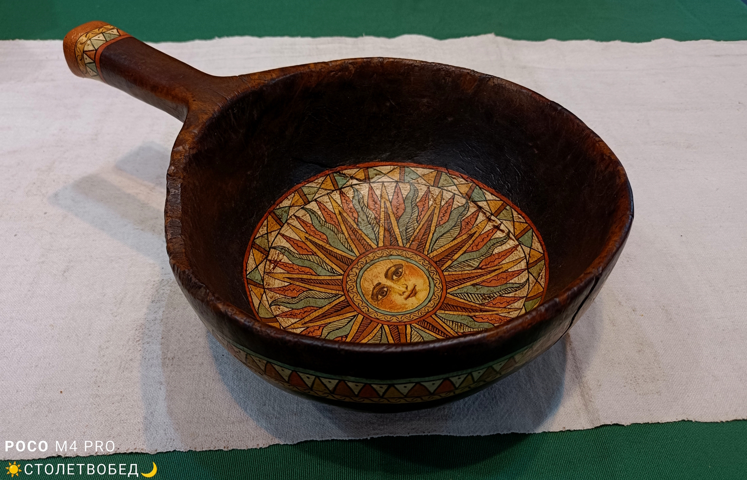 Ковш&nbsp; "Солнце" с орнаментом по канту старинный деревянный&nbsp; с ручной росписью&nbsp;