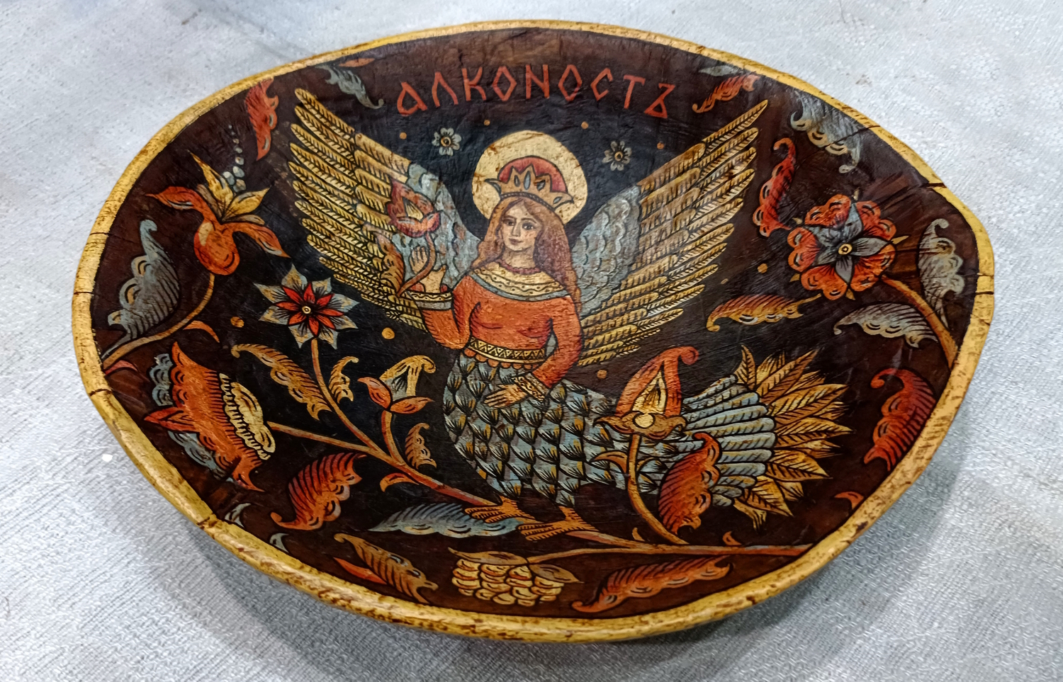 Блюдо "Алконост в короне" старинное деревянное&nbsp; с ручной росписью (на темном)