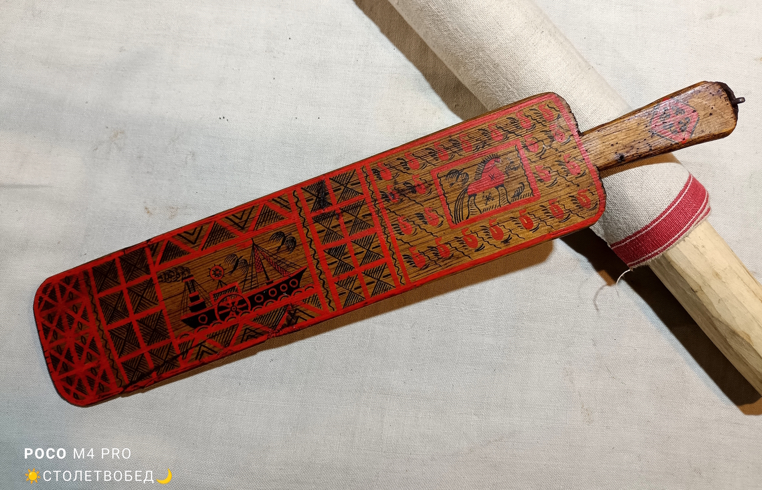Трепало "Корабль и красный конь (Мезень)" старинное деревянное, с ручной росписью (среднее, тонкое)