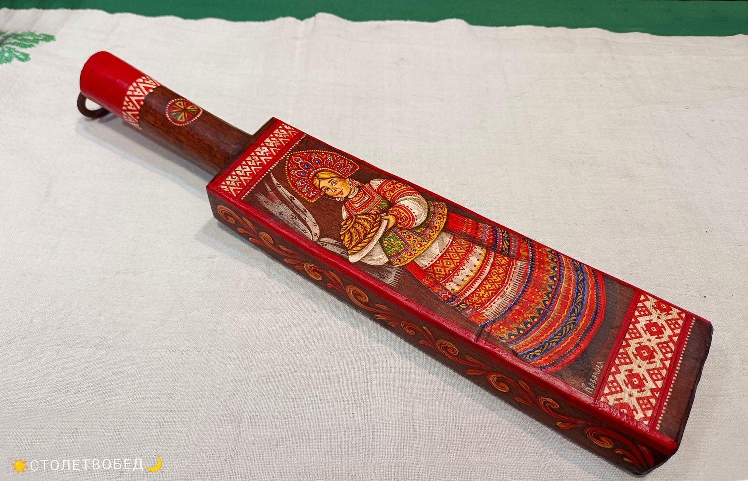 Валёк "Девушка с караваем" старинный деревянный, с ручной росписью