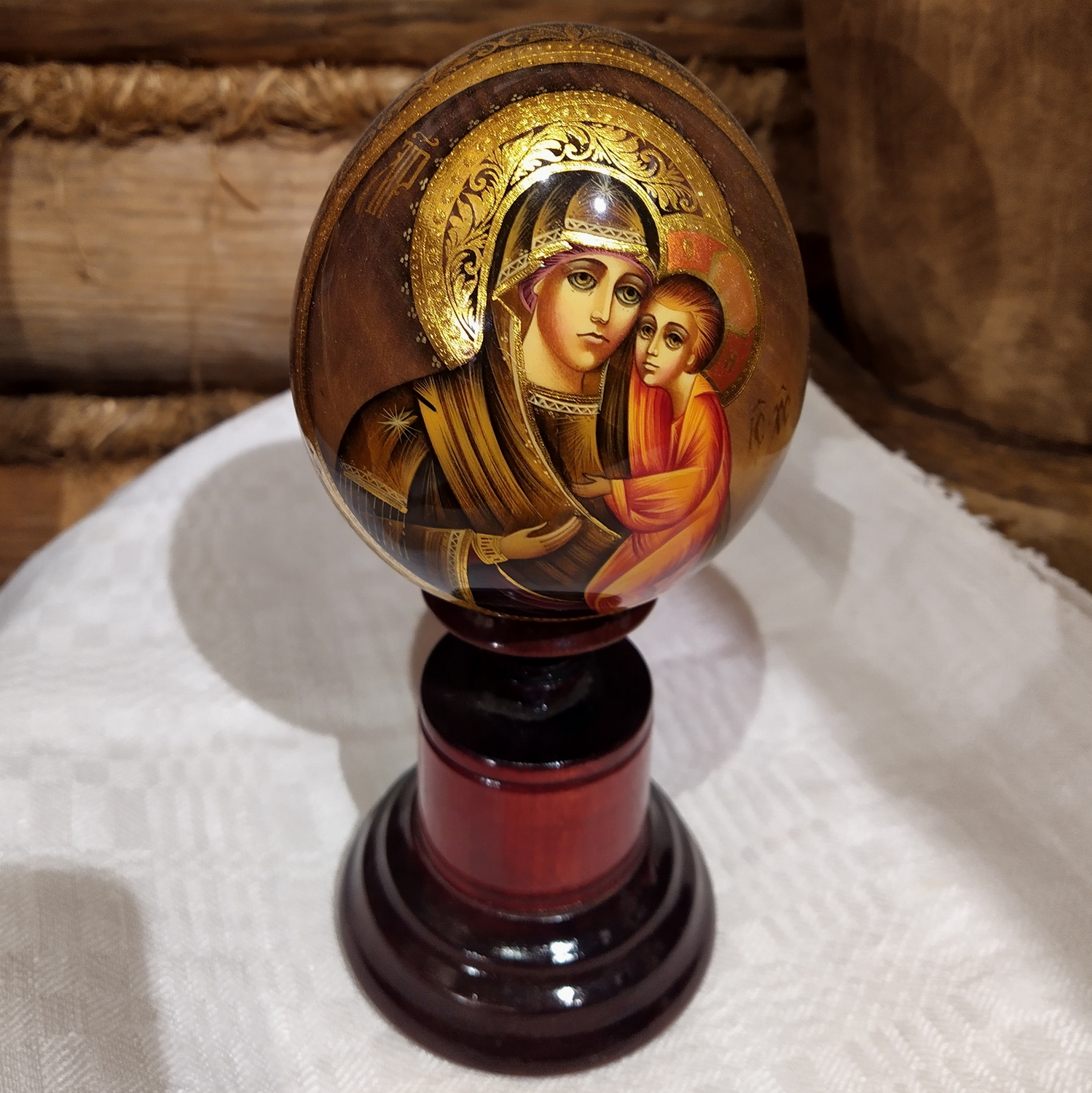 Яйцо пасхальное расписное "Дева Мария и младенец Иисус"