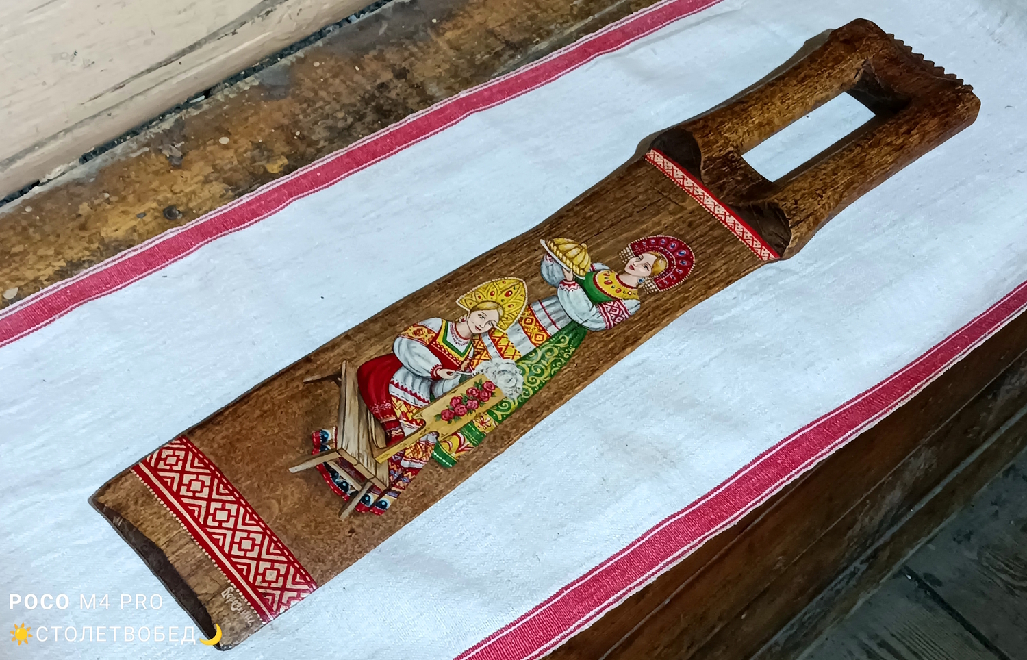 Трепало с интересной ручкой "Две девушки: с караваем и за прялкой" старинное деревянное, с ручной росписью (тонкое, большое)