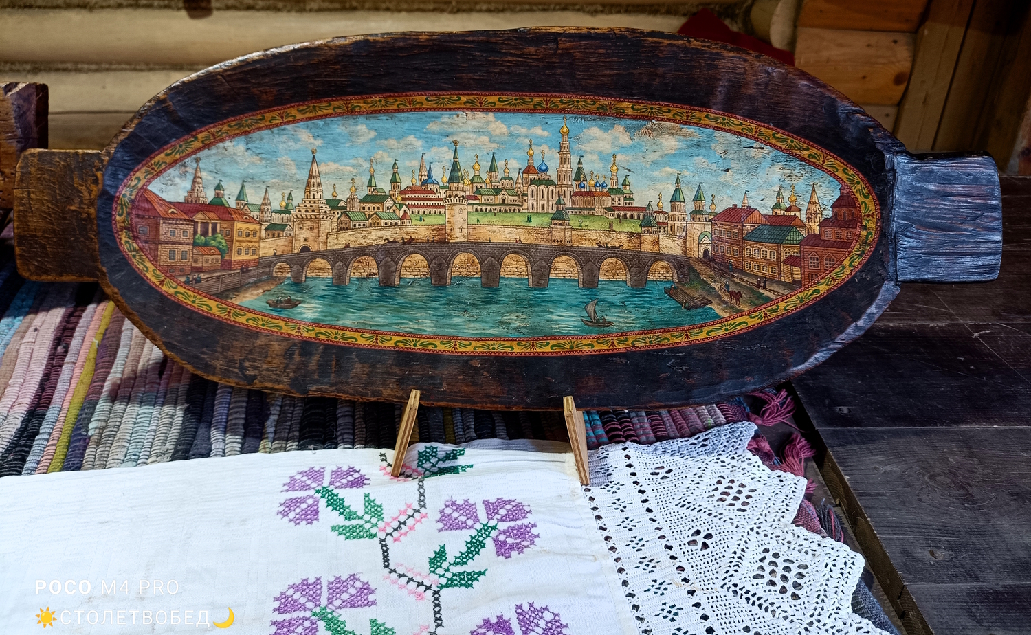 Картина «Москва. Кремль» на старинном деревянном корыте-ночве с ручками
